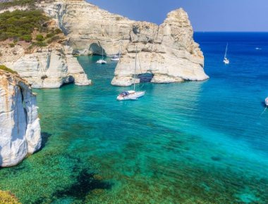 Condé Nast Traveller: Μήλος, το ανέγγιχτο νησί που δεν έχει να ζηλέψει τίποτα από τα άλλα που έχουν γίνει δημοφιλή (φωτό, βίντεο)